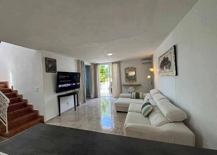 Americas 4-bedroom Nearby The Private Parking