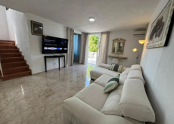 Americas 4-bedroom Nearby The Private Parking *