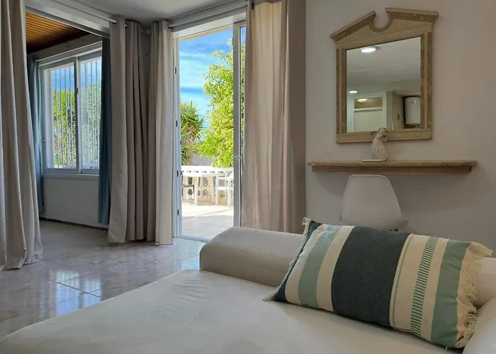 Americas 4-bedroom Nearby The Private Parking Villa